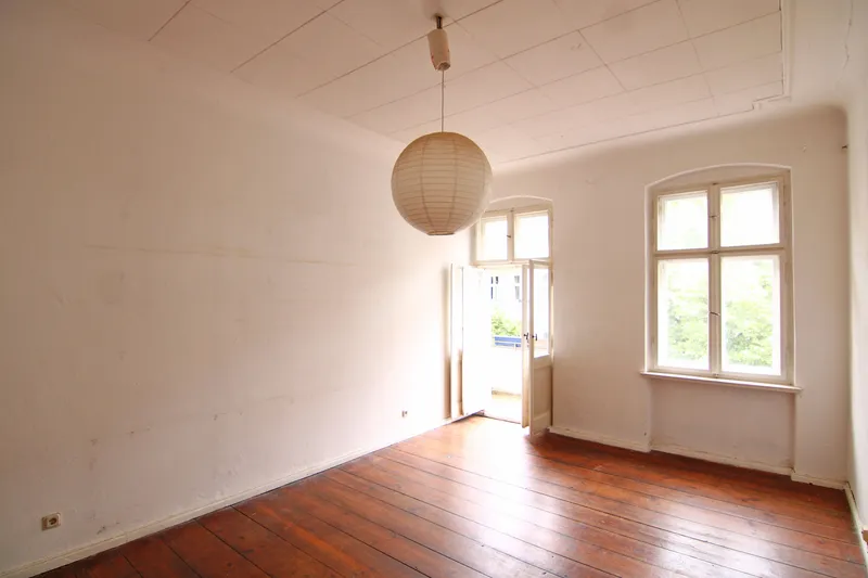 Traumlage Schillerkiez: Helles 3.OG mit Balkon und Renovierungsbedarf — photo 1